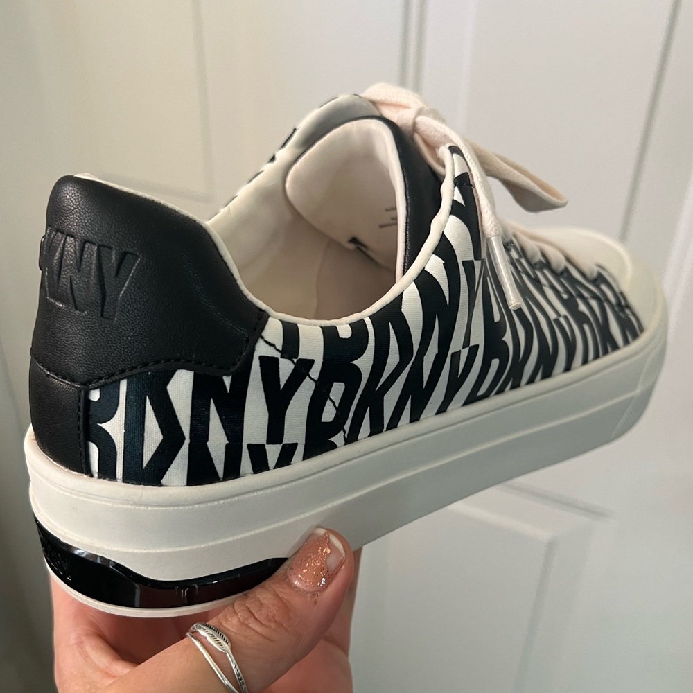 DKNY York lace up low top sneakers Women's size 8